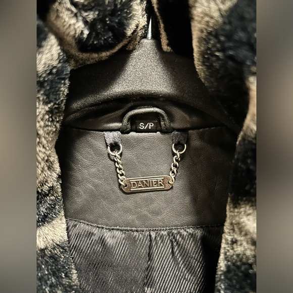 Leather jacket with faux Chinchilla trim - Picture 3 of 9